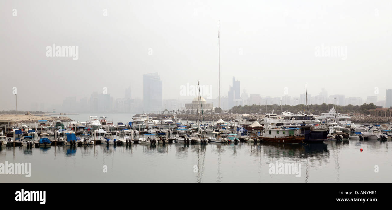 Segelboote vor Anker im Hafen, an einem nebligen Morgen, Stadt Abu Dhabi, Vereinigte Arabische Emirate Stockfoto