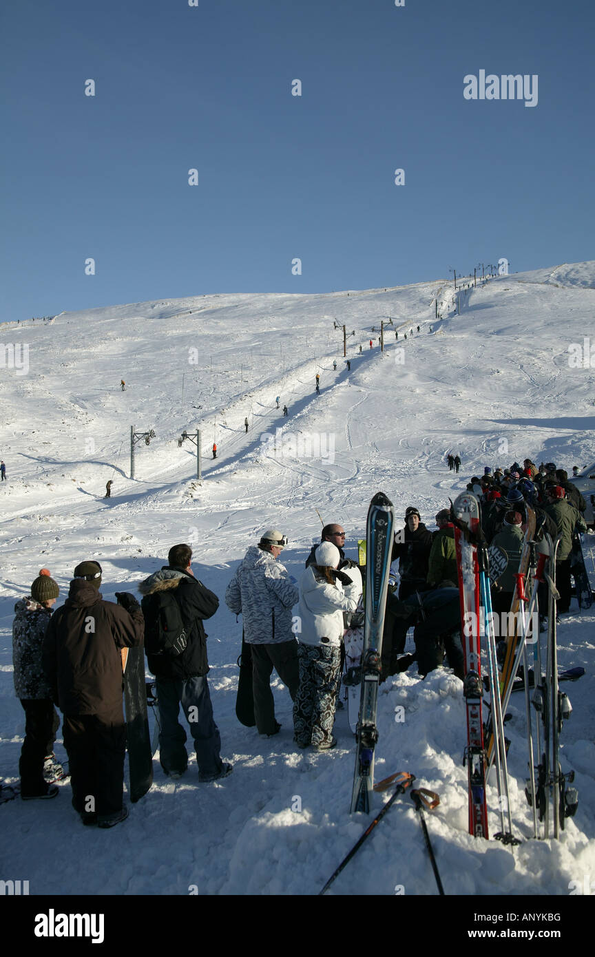 Skifahrer und Snowboarder Queuing für Sessellift, Cairngorms National Park, Glenshee, Perthshire und Aberdeenshire, Schottland Stockfoto