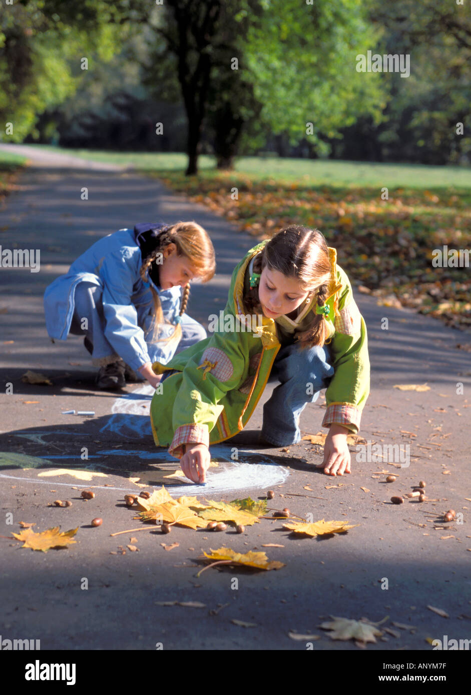 Zwei Mädchen, die Zeichnung auf Bürgersteig Stockfoto