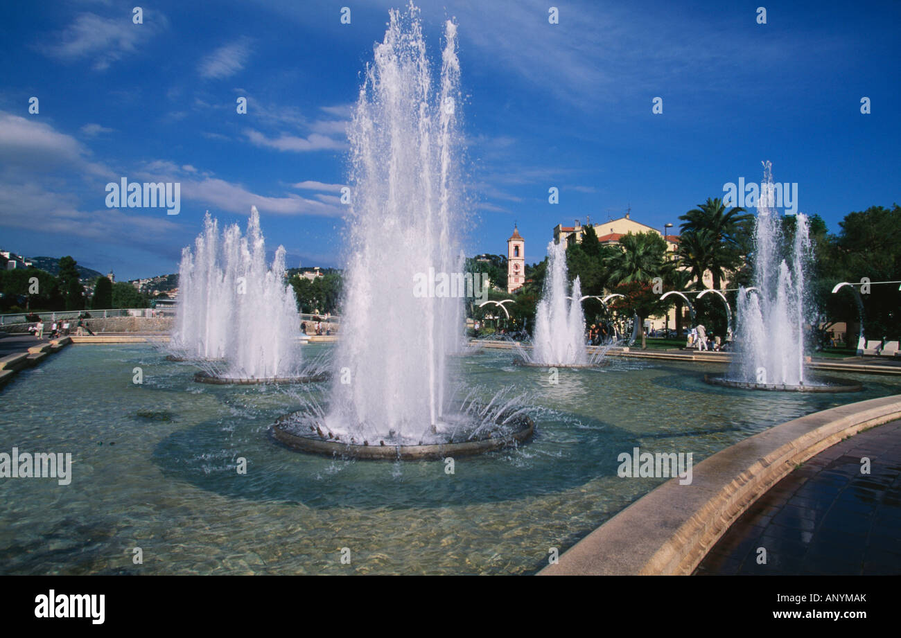 Brunnen auf einem Stadtplatz Nizza Frankreich Stockfoto