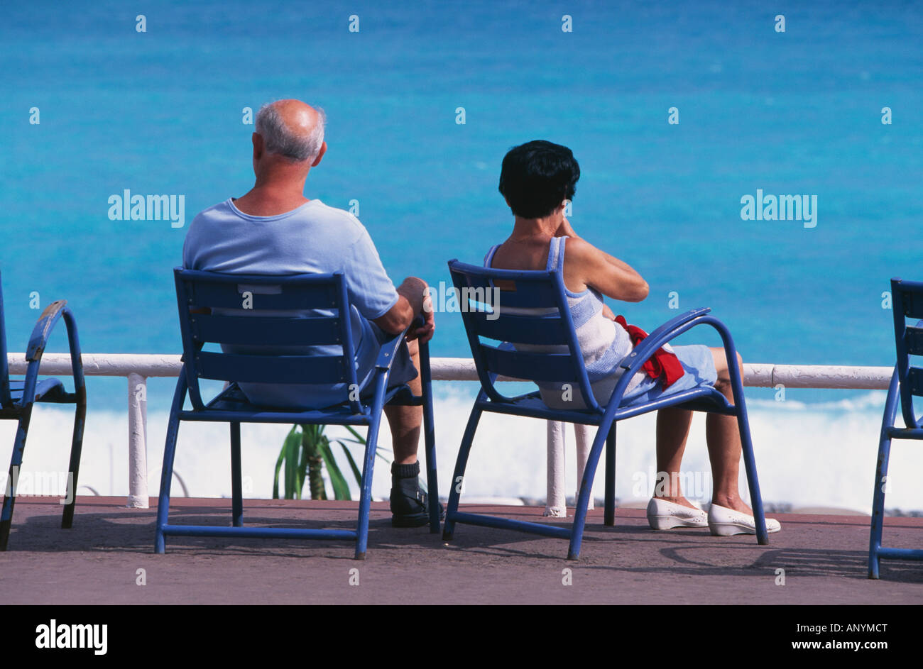 Ein paar beobachten am Strand auf der Promenade des Anglais Stockfoto