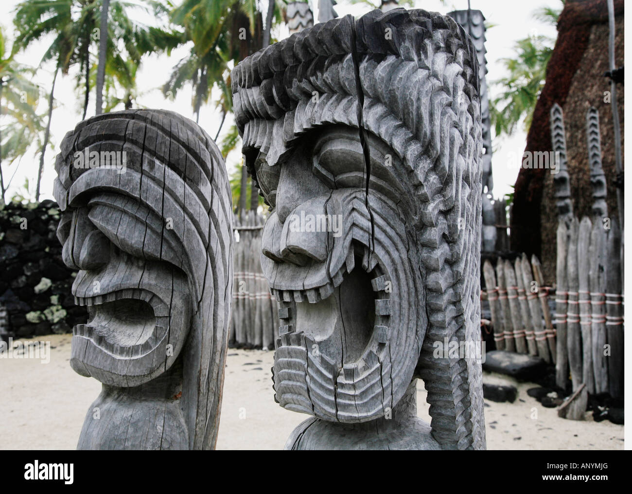 Hölzerne Carvings der alten hawaiianischen Götter Honaunau Ort der Zuflucht Nationalpark Stockfoto