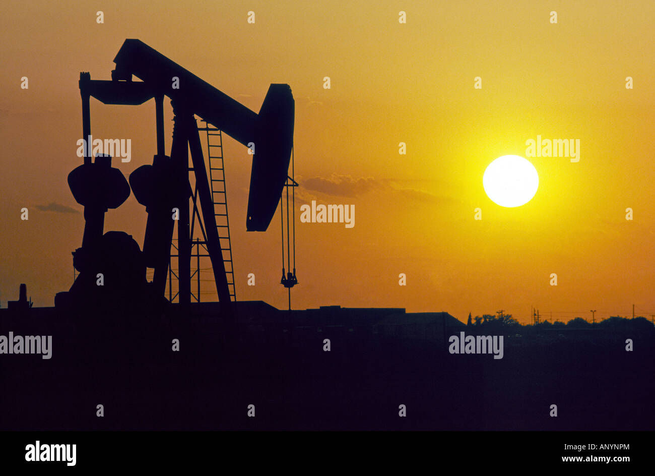 Ein großer Ölquelle Pumpen Rohöl aus den Tiefen der Erde in der Nähe von Odessa Texas Stockfoto