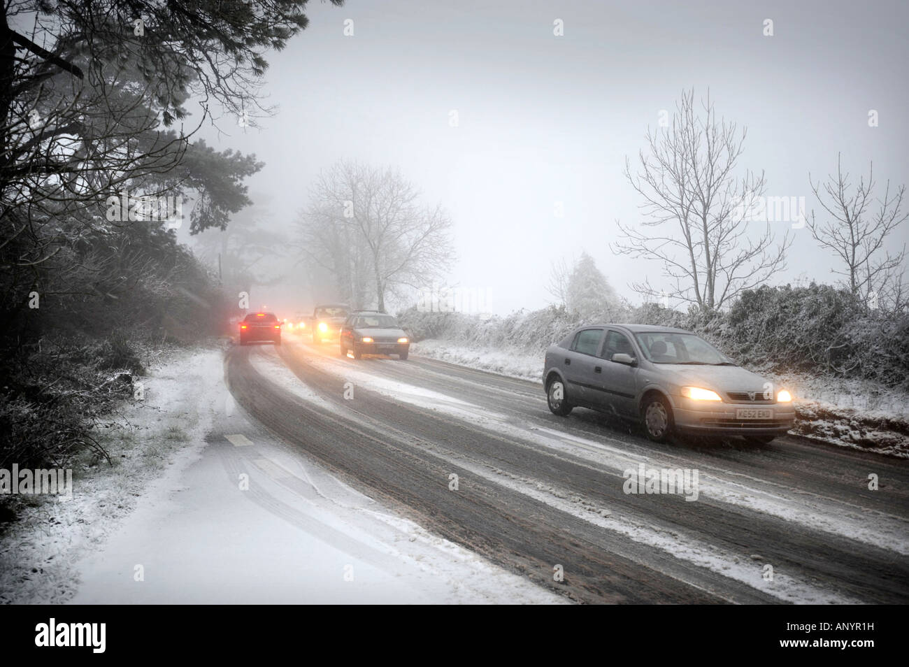 AUTOFAHREN IN DEN SCHNEEBEDECKTEN BEDINGUNGEN IN DER NÄHE VON WOTTON UNTER EDGE GLOUCESTERSHIRE UK Stockfoto