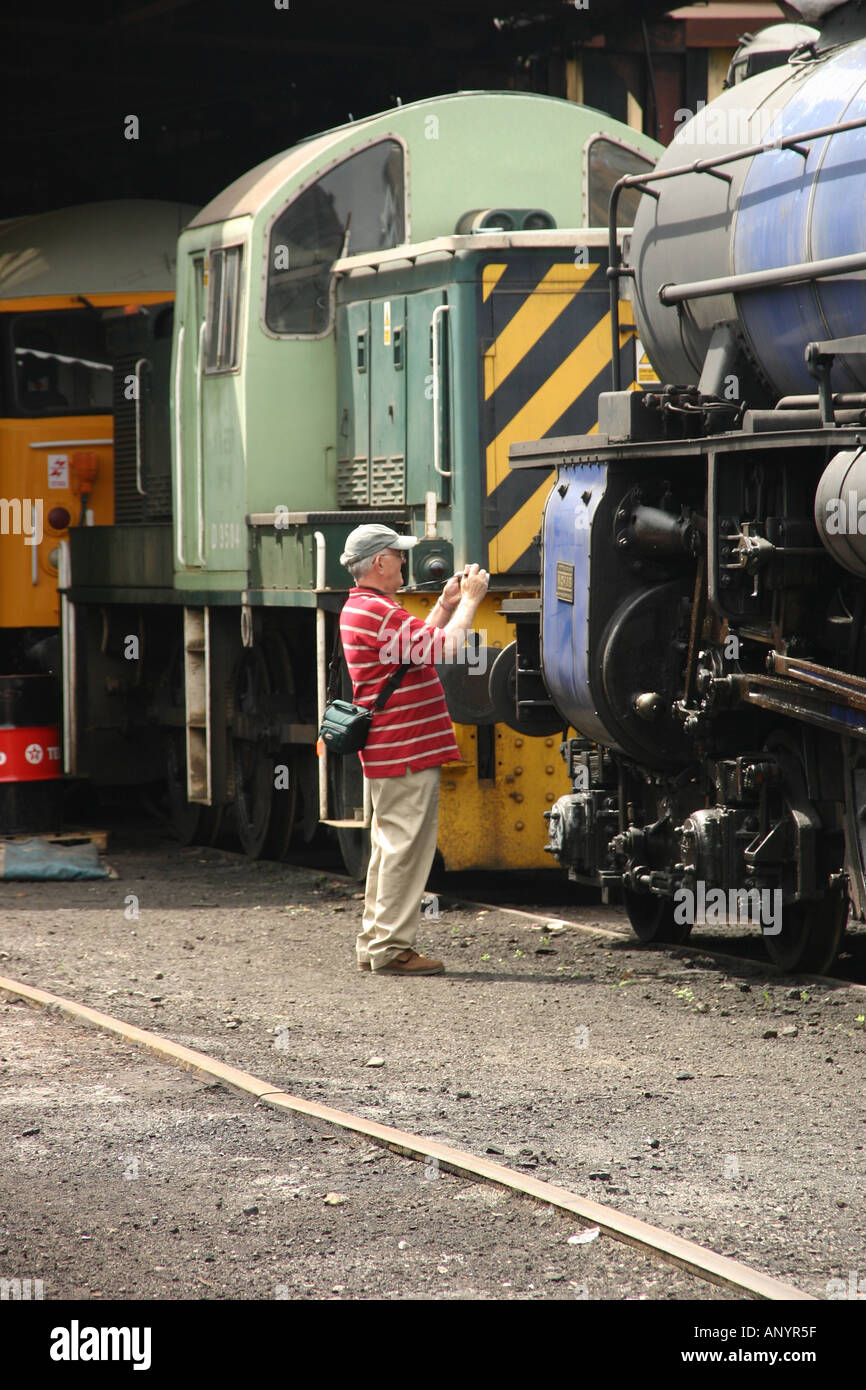 Mann Fotos Eisenbahn Lokomotive auf die Nene Valley railway Stockfoto