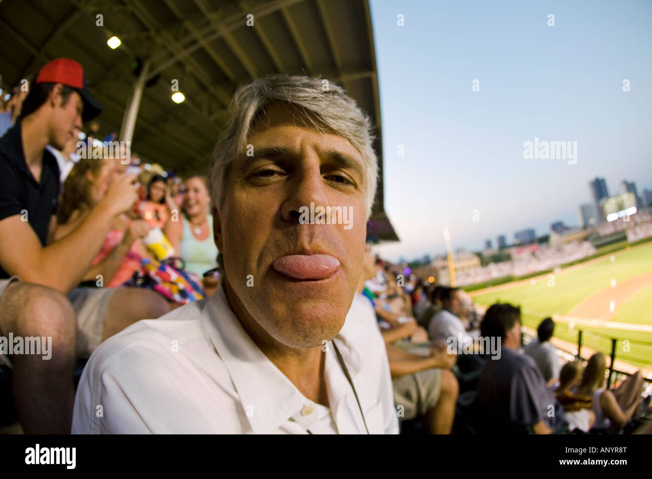 ILLINOIS-Chicago-Mann steht im Wrigley Field durchhalten Zunge Stadion für professionellen Baseballteams Chicago Cubs Stockfoto