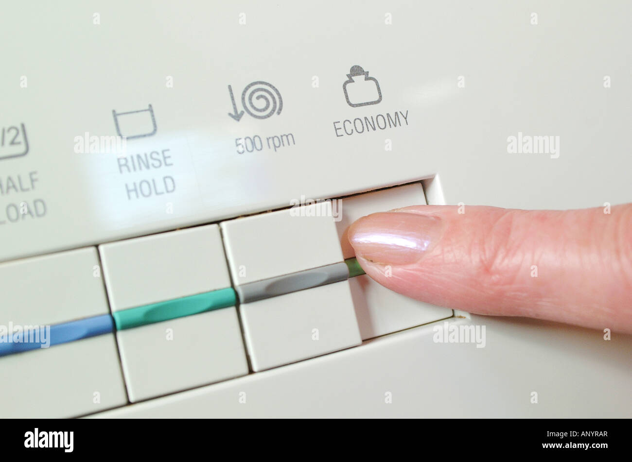 Waschmaschinentaste für den Sparzyklus eingestellt. Stockfoto