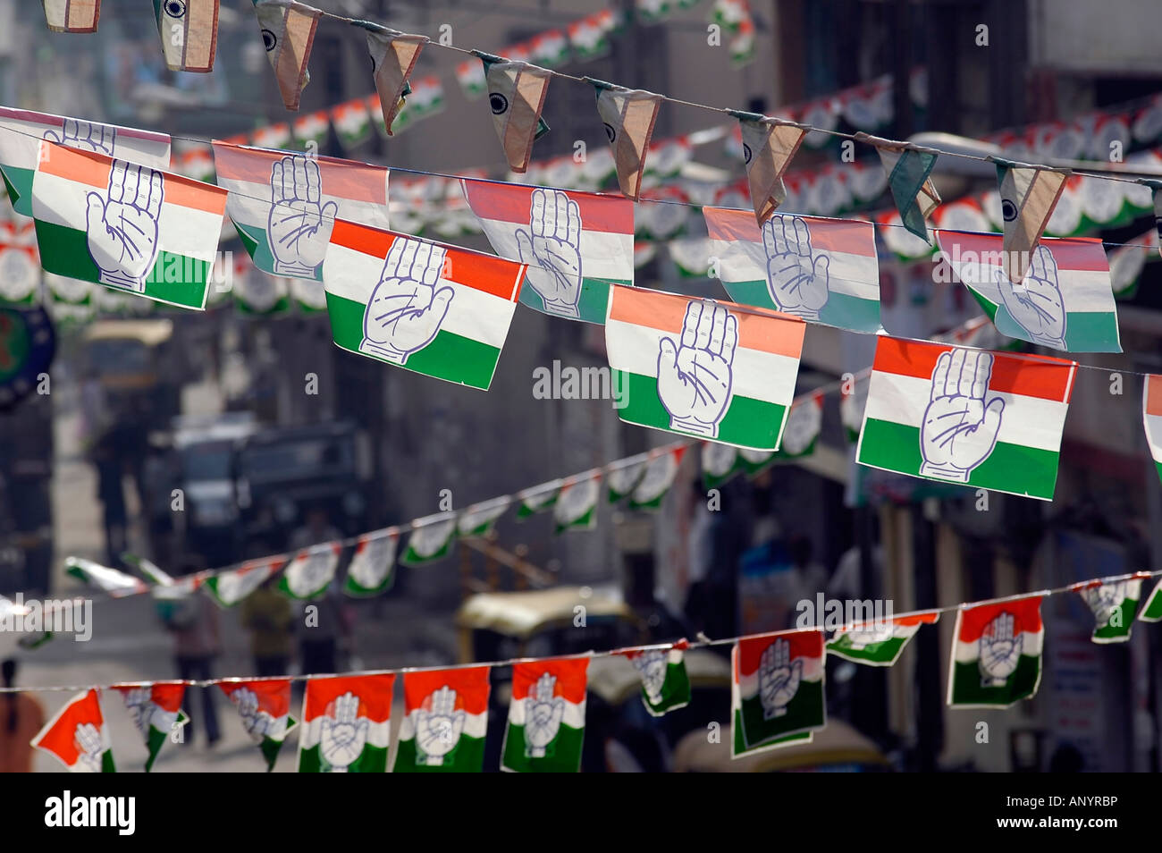Hunderte von Fahnen der indischen Nationalen Kongresspartei, mit ihrer Hand-Symbol erkennbar; Foto in Indien. Stockfoto