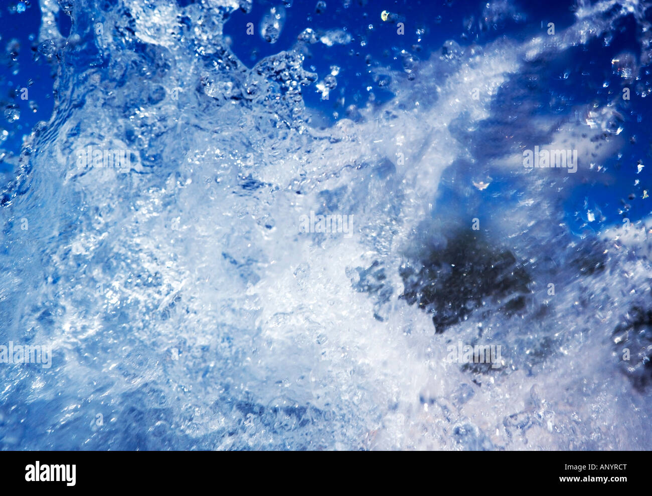 Abstraktes Bild von einem großen Schuss in einem Schwimmbad Stockfoto