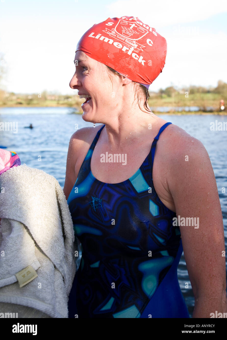 Weibliche irische Schwimmerin nach einem Rennen am Weihnachtstag Stockfoto