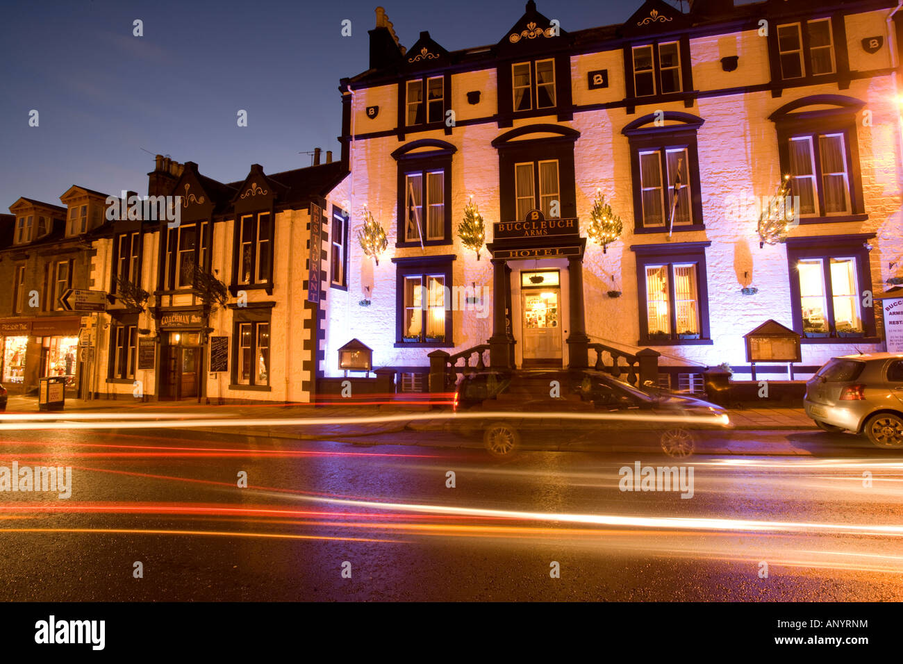 Saisonale Weihnachtsbeleuchtung auf in der Nacht auf der Außenseite des Buccleuch Arms Hotel auf Moffat High Street Scotland UK Stockfoto