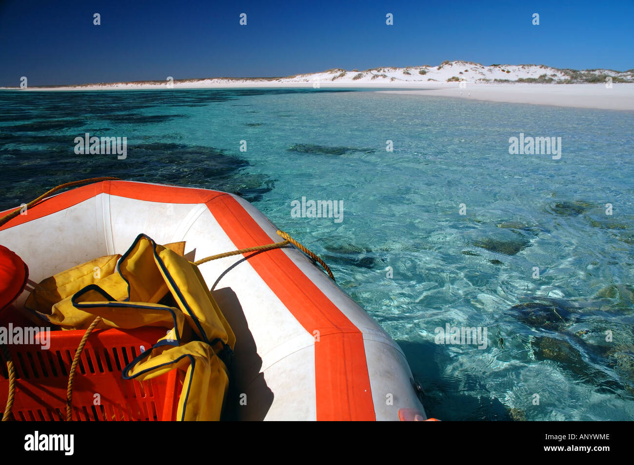 Bogen des kleinen Boot nähert sich der Wildnis Küste von Cape Farquhar Ningaloo Reef Marine Park Western Australia No PR Stockfoto