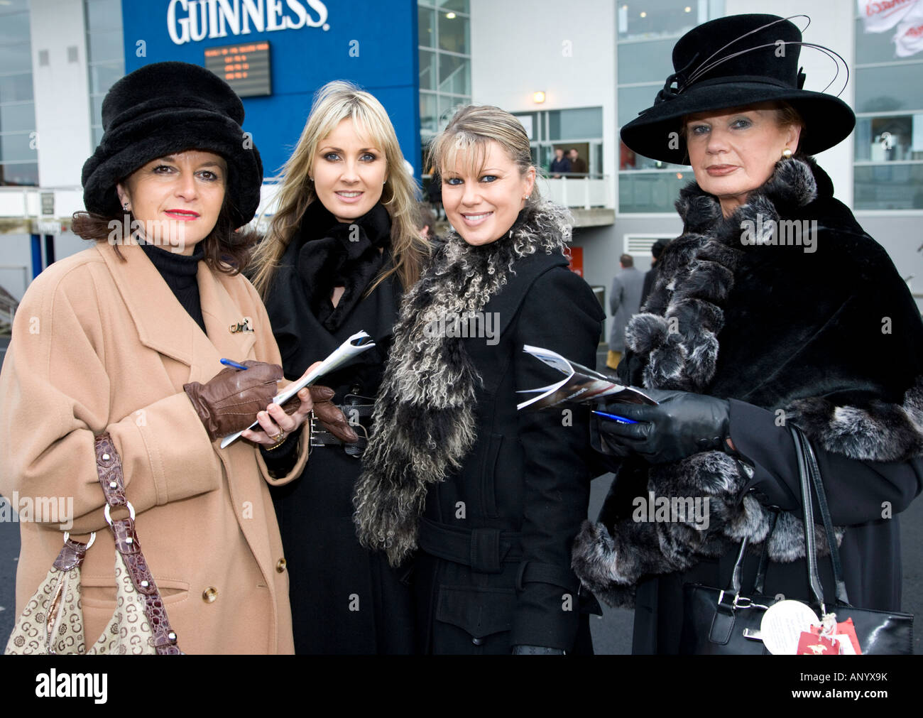 Vier Frauen an einem Pferderennen meeeting Stockfoto