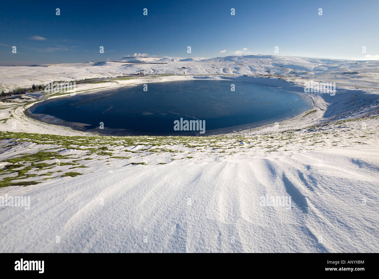 Im Winter ist der Godivelle See (Puy de Dôme - Frankreich). Lac d ' en-Haut, À la Godivelle (63850) En Hiver (Puy de Dôme - Frankreich). Stockfoto