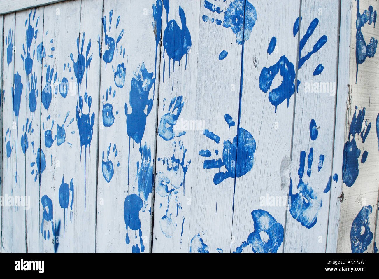 Schule Wartehalle Wand mit blauen Handabdrücke Stockfoto