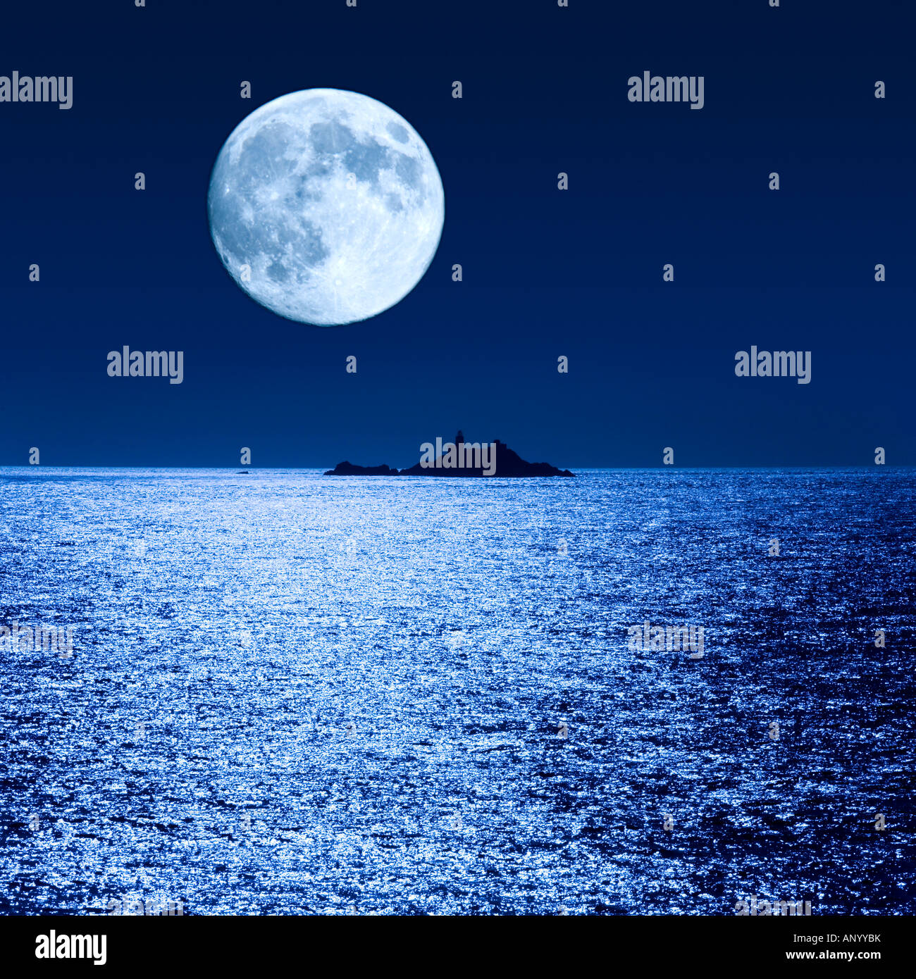 Casquets Leuchtturm von Alderney, Kanalinseln - wurde der Mond Digital aus ein separates Bild hinzugefügt. Stockfoto