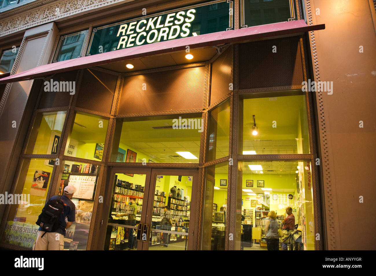 ILLINOIS Chicago erwachsenen Mann Look im Schaufenster von Reckless Records Retail Store Madison Street downtown Stockfoto