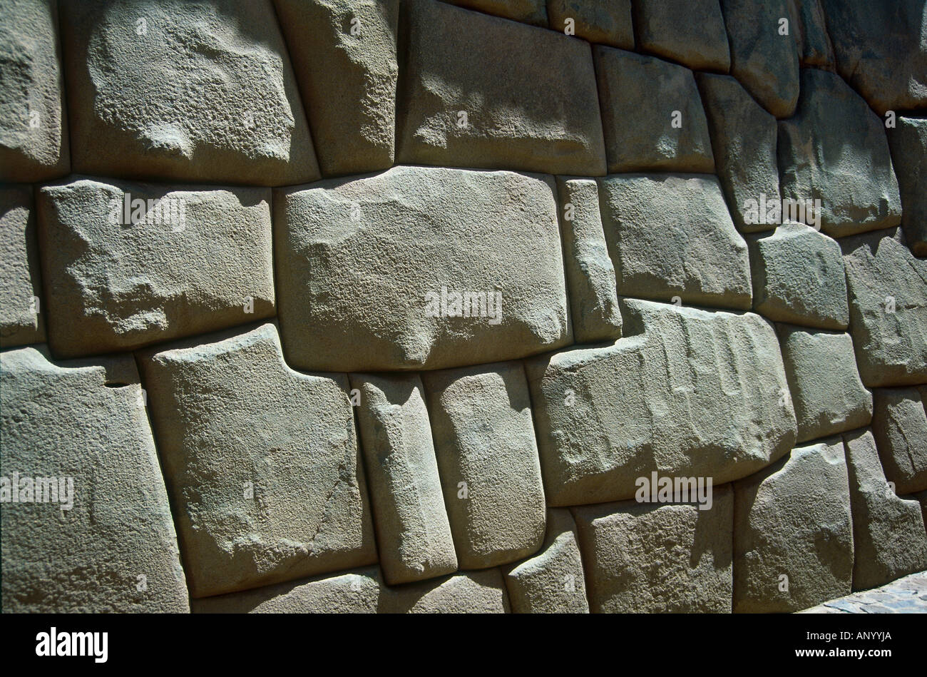 Inka Steinmauer Mauerwerk alten Palast der Herrscher Inka Roca Hatunrumiyoc Straße Inkastadt Cuzco alte Stadt Perus Stockfoto