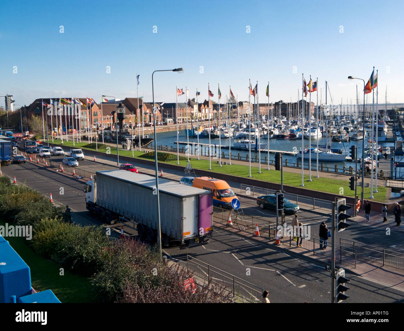 Rumpf - Verkehr an einer Hauptstraße im Zentrum Stadt mit Marina im Hintergrund, East Yorkshire, England, UK Stockfoto