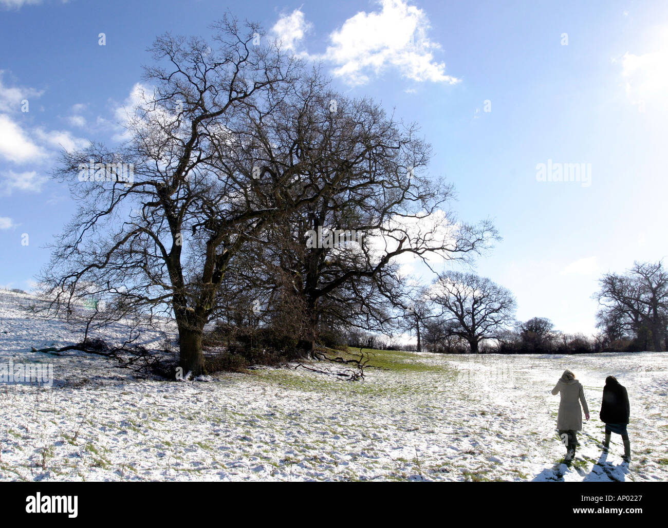 Schnee zu Fuß Szene zwei Figuren UK Landschaft Stockfoto