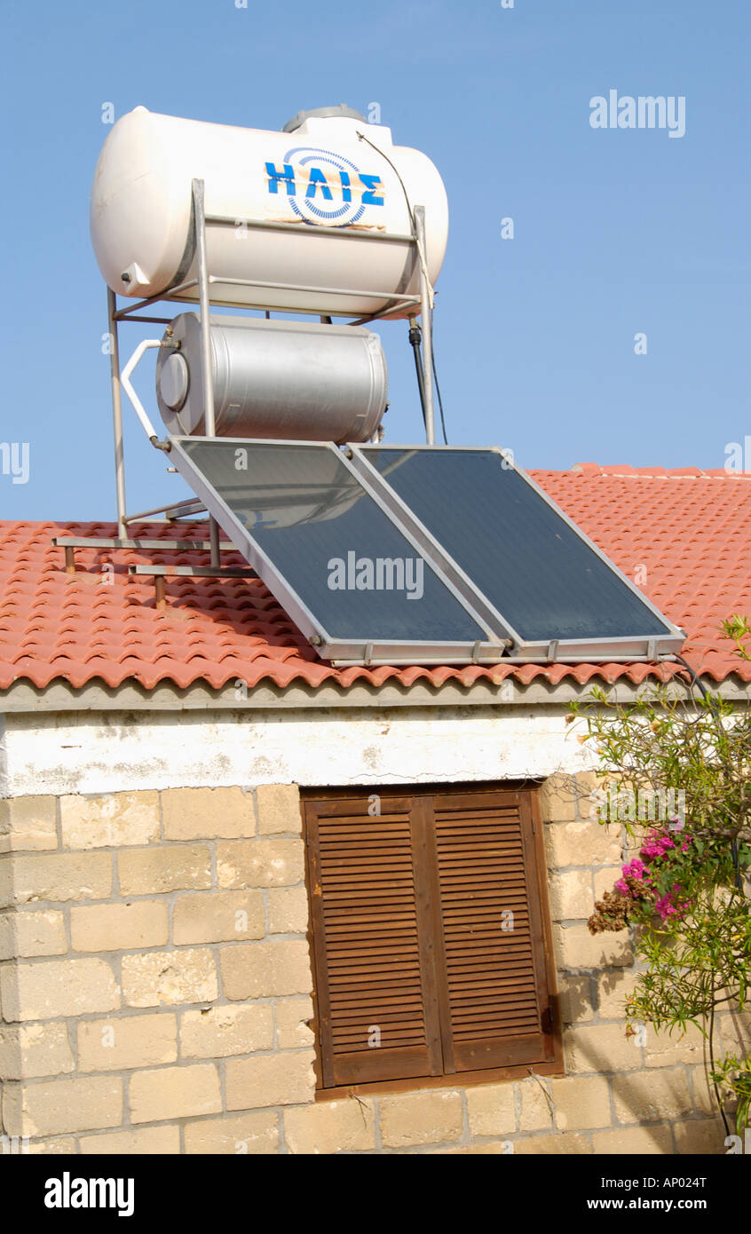 Solar-Panel und Tank zur Trinkwassererwärmung auf Haus in Pernera auf der Mittelmeer Insel Zypern EU Stockfoto