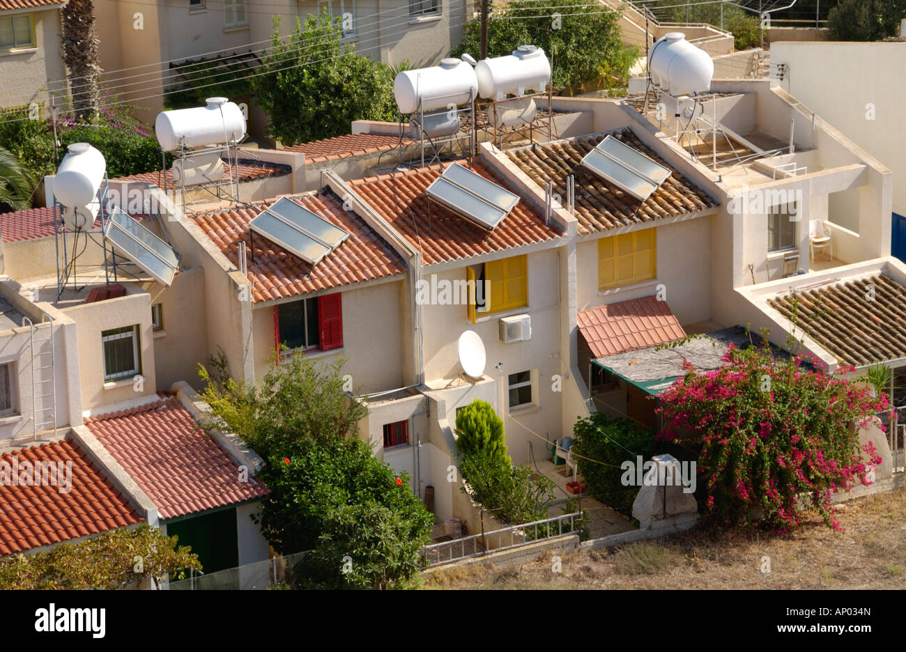 Ferienhäuser in Protaras Zypern EU mit Sonnenkollektoren und Panzern auf Dach zur Trinkwassererwärmung Stockfoto