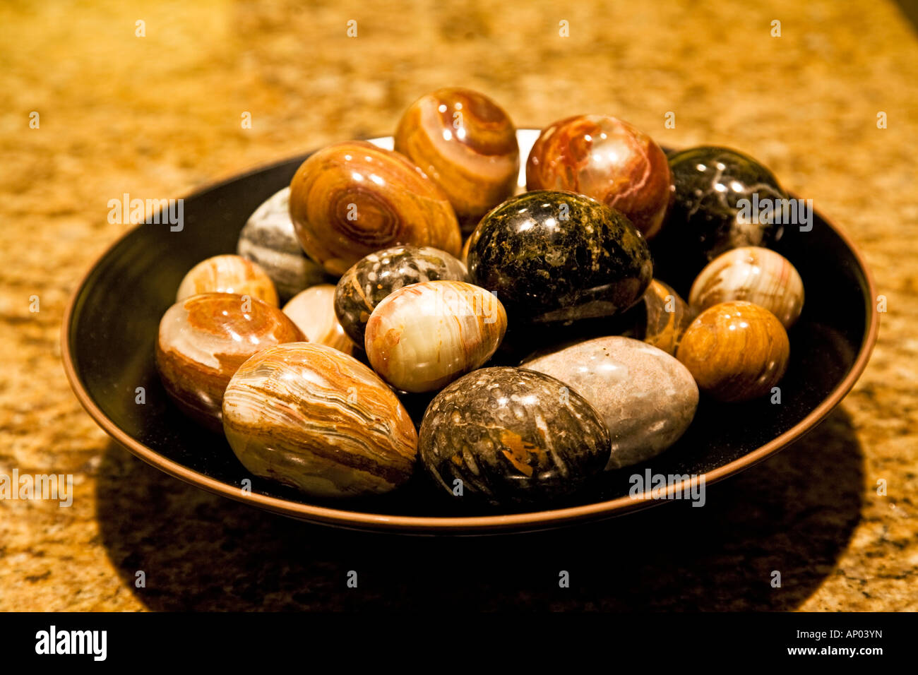 STILL LIFE-STUDIE EINER SCHÜSSEL ONYX EIER Stockfoto