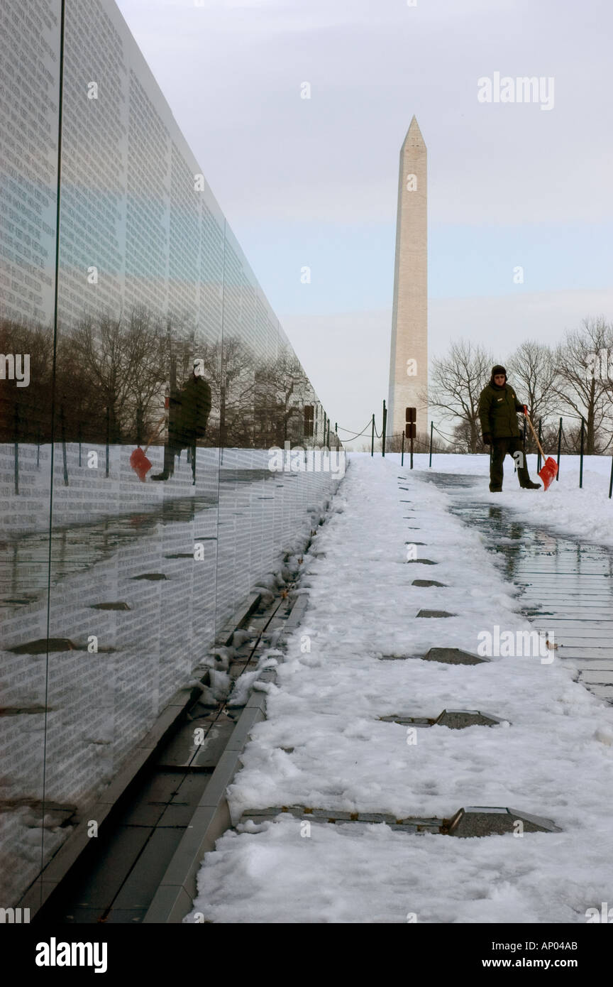WASHINGTON MONUMENT das VIETNAM VETERANS MEMORIAL bekannt als THE WALL mit den Namen aller Verstorbenen in den VIETNAM-Krieg war Stockfoto