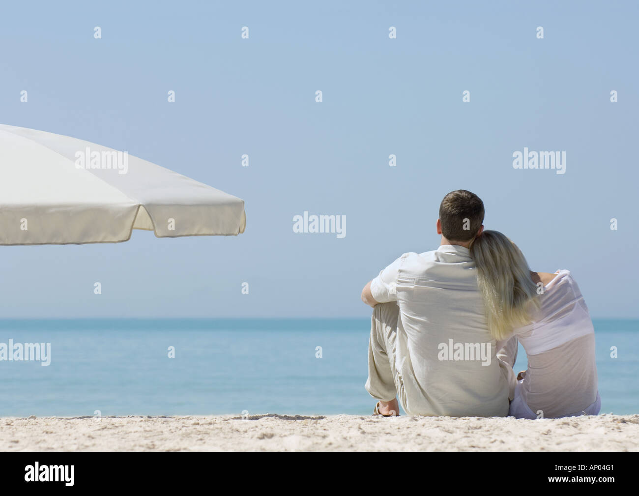 Paar am Strand, Frau Kopf auf Schulter des Mannes ruht Rückansicht Stockfoto