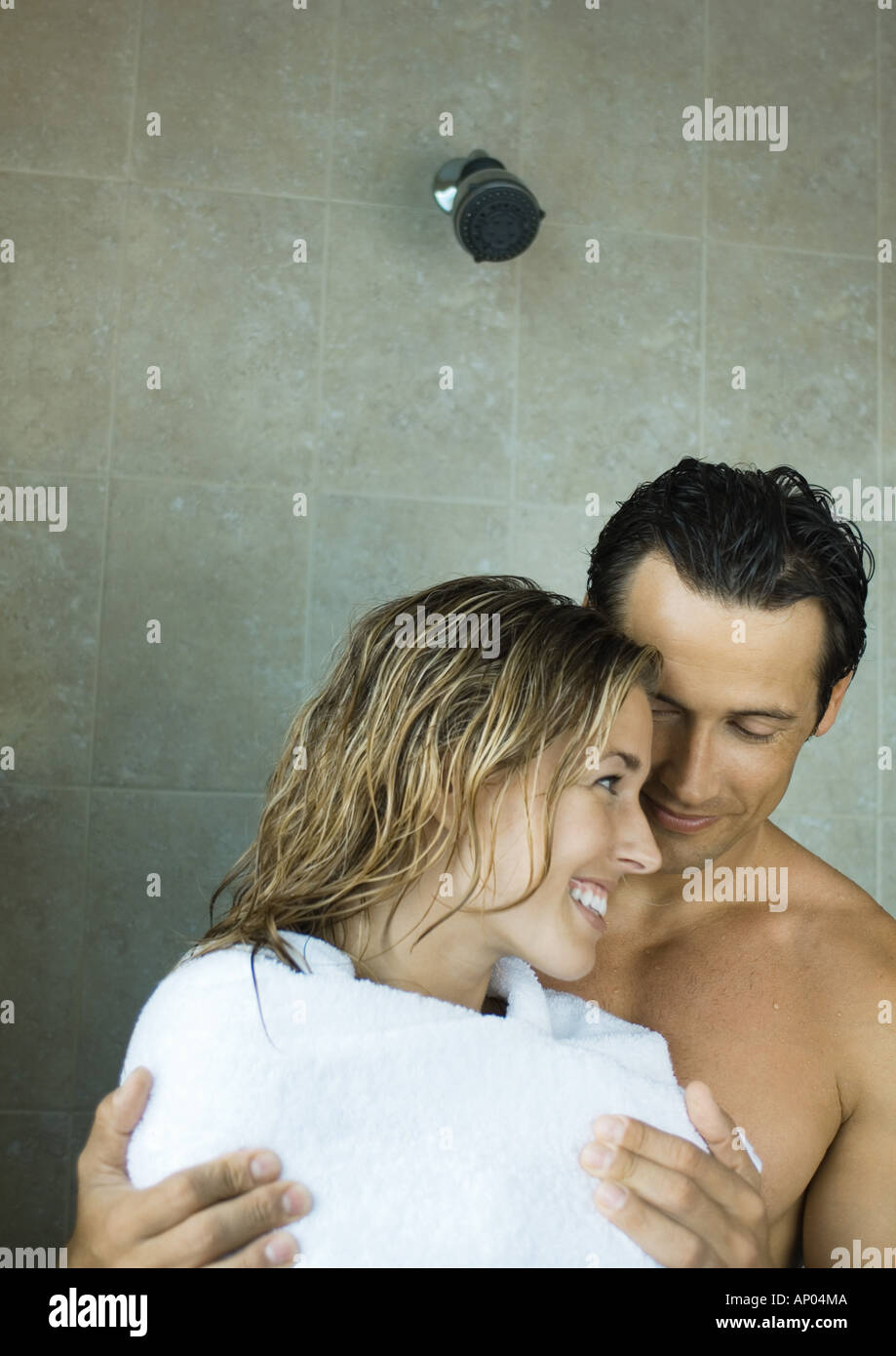Paar in der Dusche abtrocknen Stockfoto