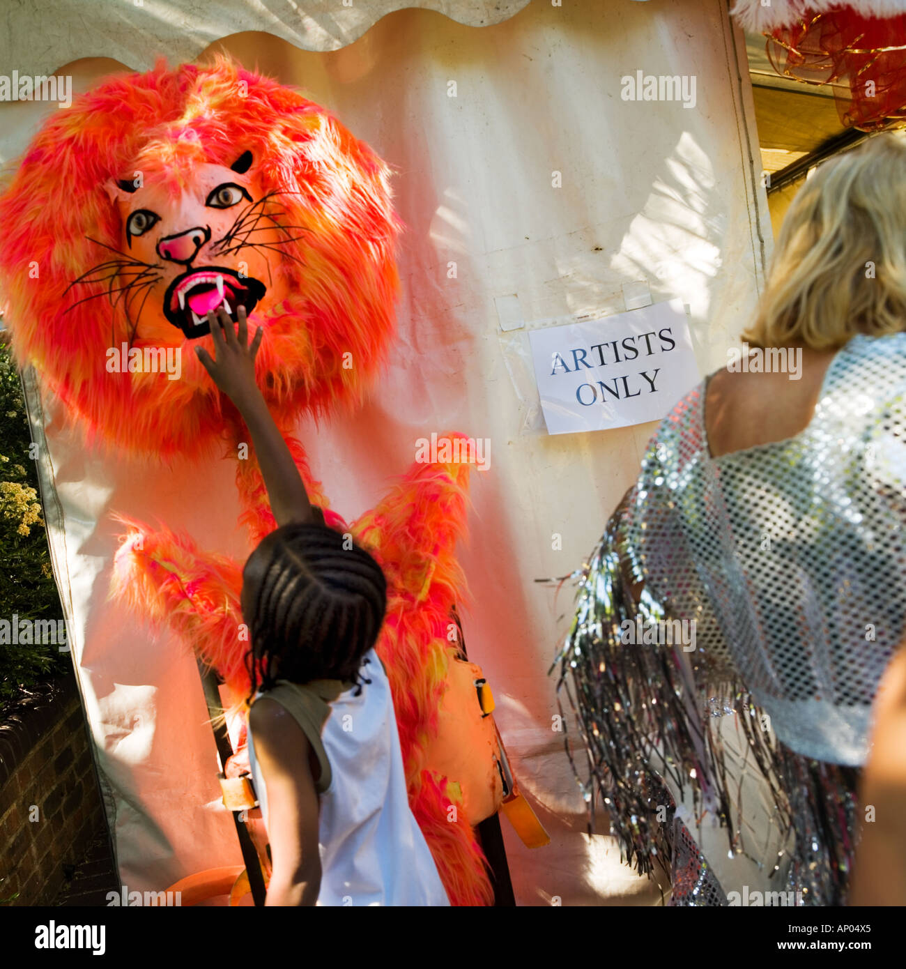 Löwe-Karnevalskostüm. Kein Model-Release erforderlich: Rücken zeigen keine erkennbaren Merkmale Stockfoto