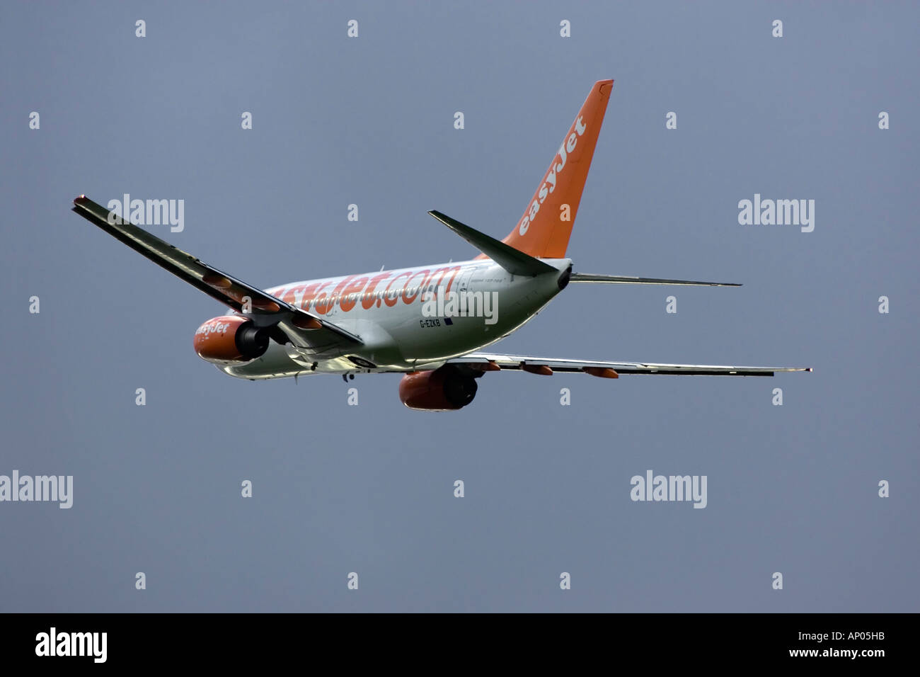 Eine Boeing B737-Serie 700 von Easyjet Abend Abfahrt gegen stürmischen Himmel Stockfoto