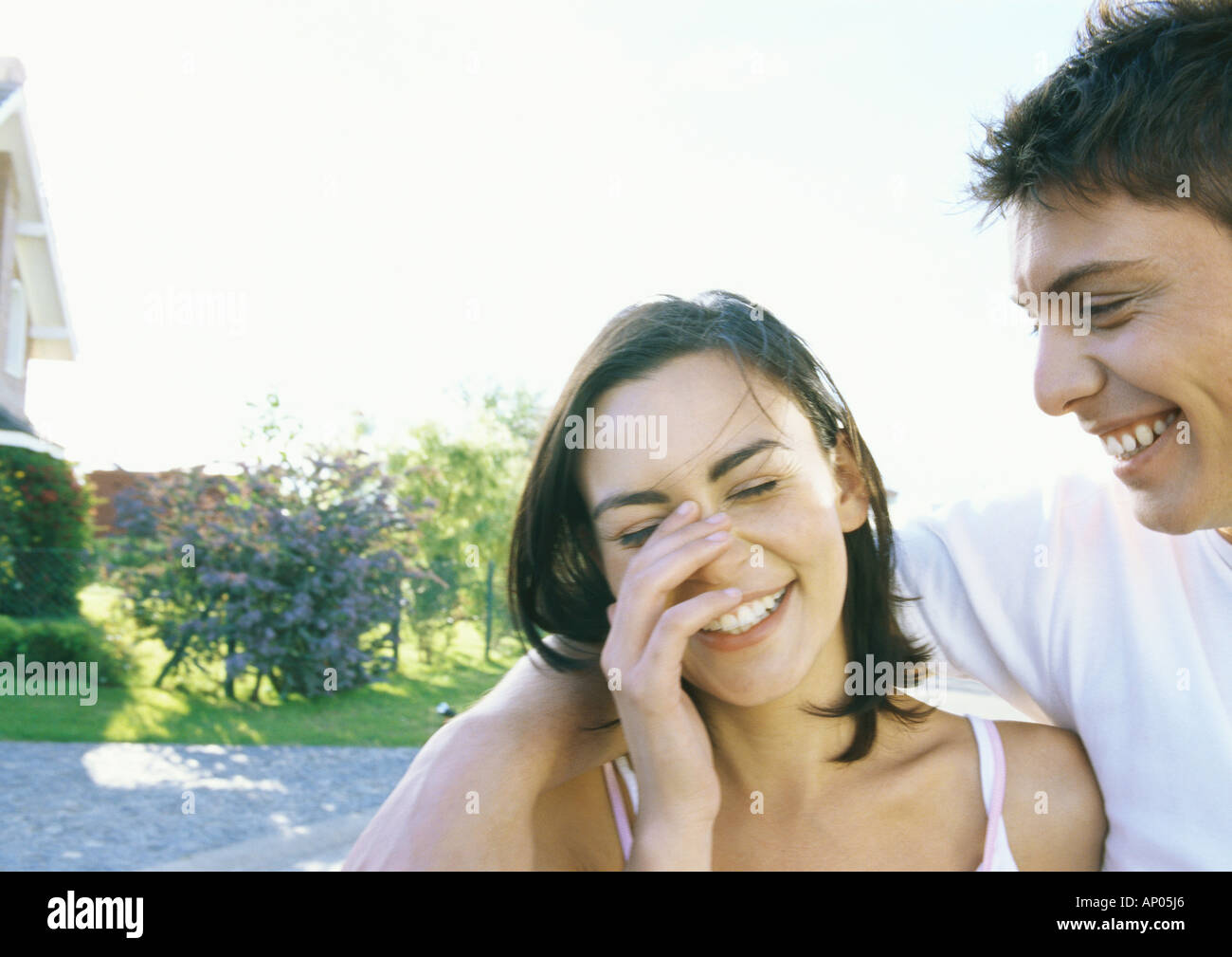 Junges Paar, lachen Stockfoto