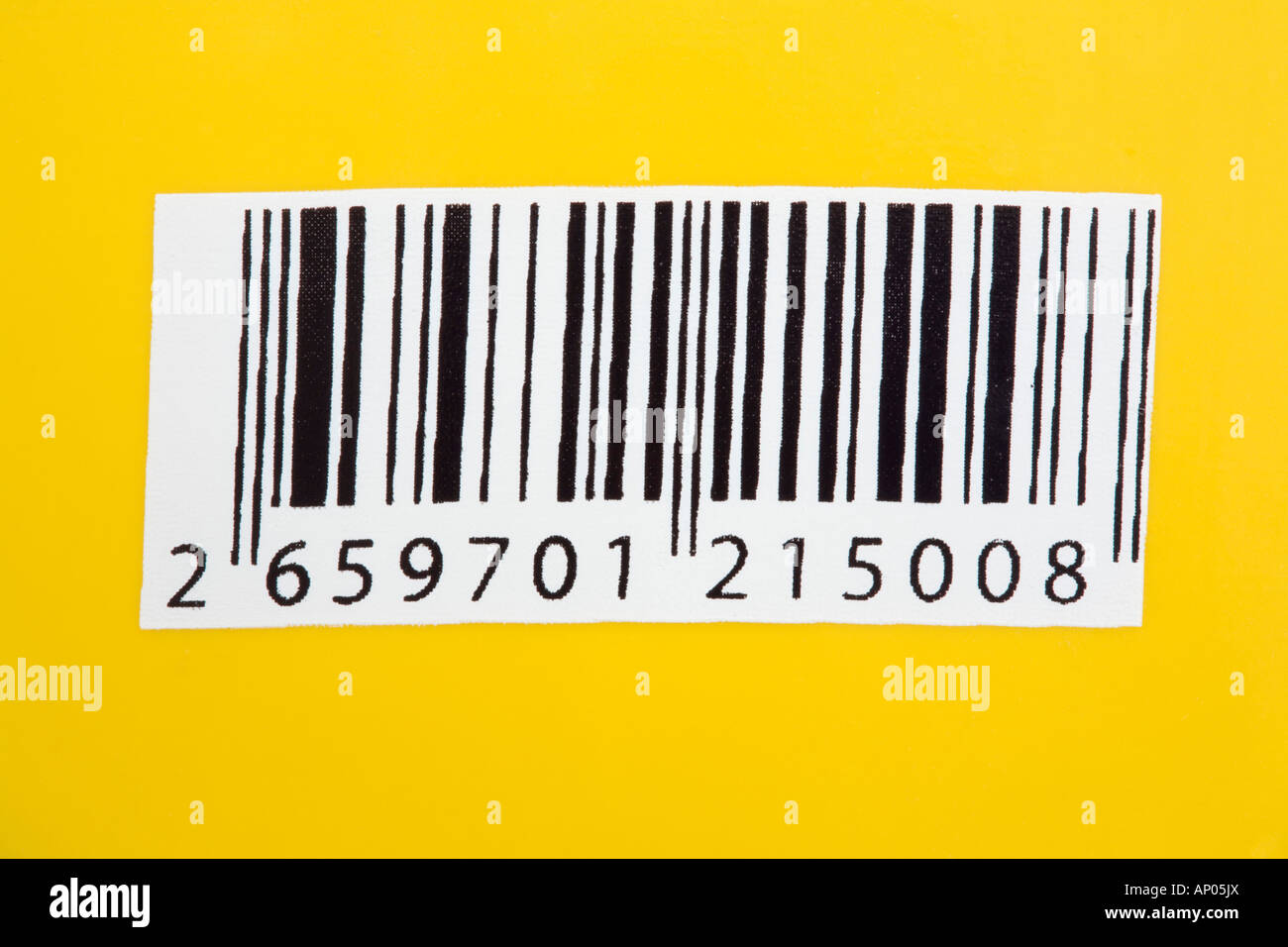 Barcode-Etikett mit Barcode-Nummern auf gelbem Hintergrund in Nahaufnahme. Ein Beispiel für Informationstechnologie. England, Großbritannien Stockfoto