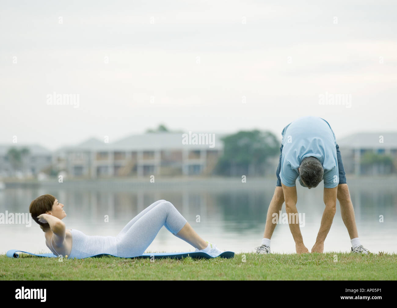 Paar zu arbeiten, die von Wasser Stockfoto