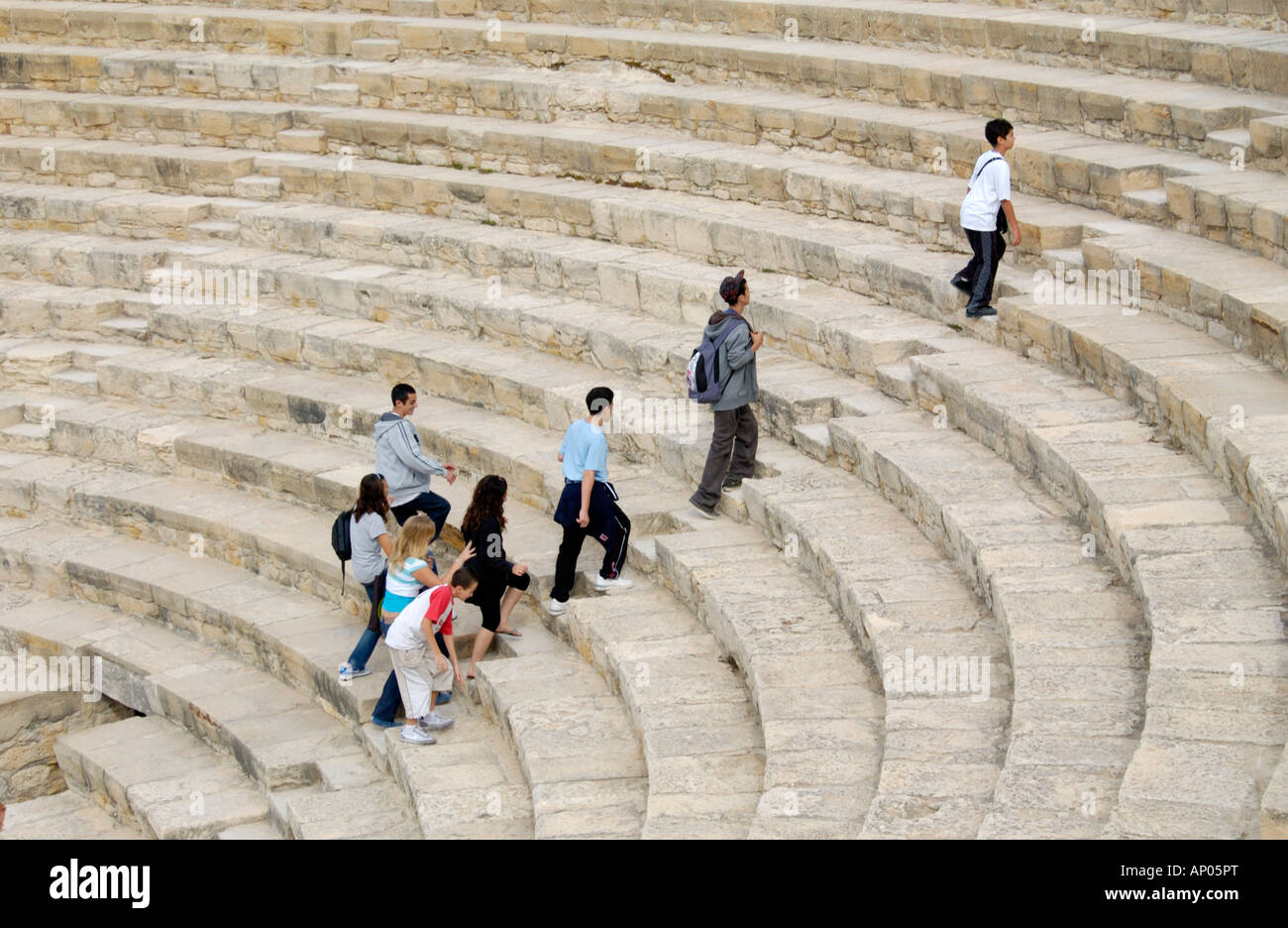 Gruppe von Jugendlichen auf Führung im Amphitheater in antiken Stätte von Kourion in der Nähe von Episkopi auf der Mittelmeerinsel Zypern Stockfoto