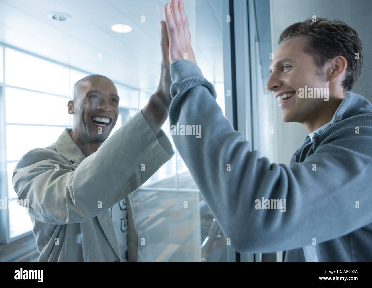 Zwei Männer, die Palmen auf beiden Seiten des Fensters Zusammenstellung Stockfoto