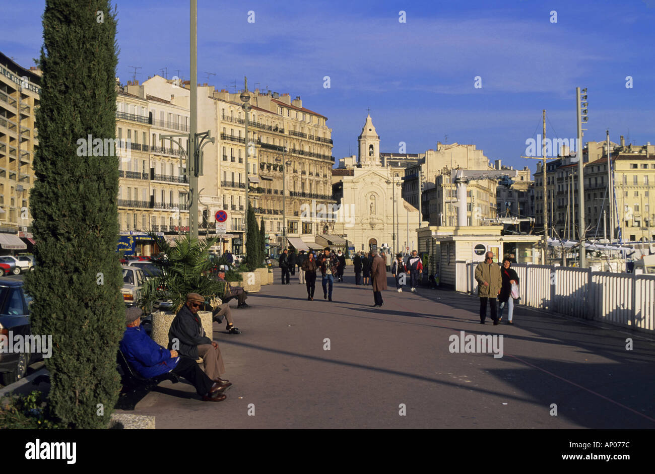 Wanderer auf dem Quai Du Port am alten Hafen / Vieux Port, Marseille, Frankreich Stockfoto