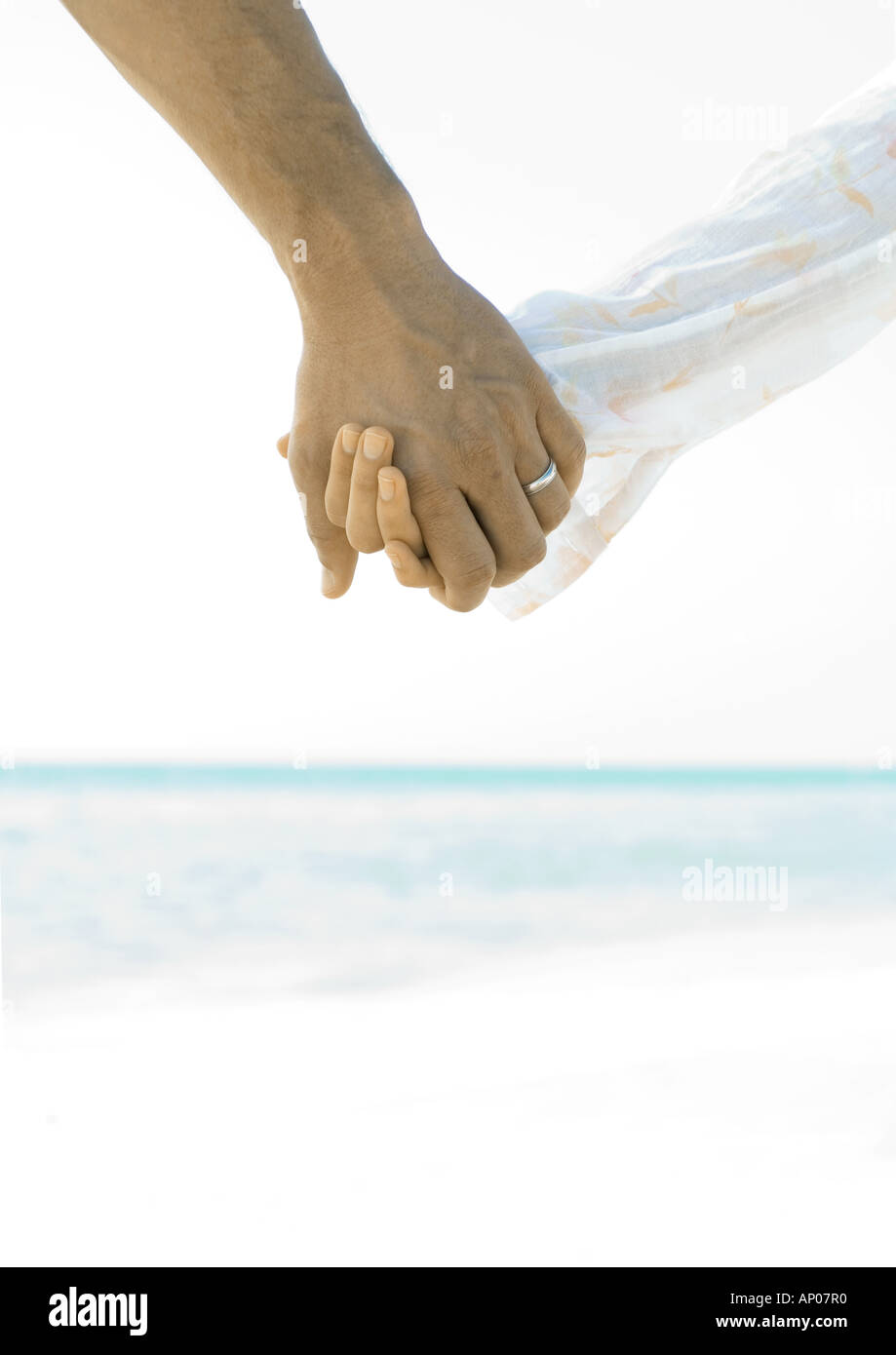 Ehepaar halten die Hände auf Strand, close-up der Hände Stockfoto