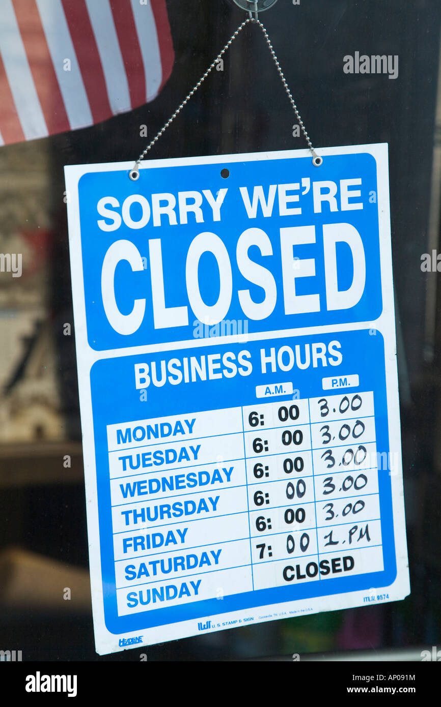 ILLINOIS Chicago Sorry wir geschlossen Zeichen im Fenster Geschäftszeiten und Zeiten Informationen für Retail Store hängen Stockfoto