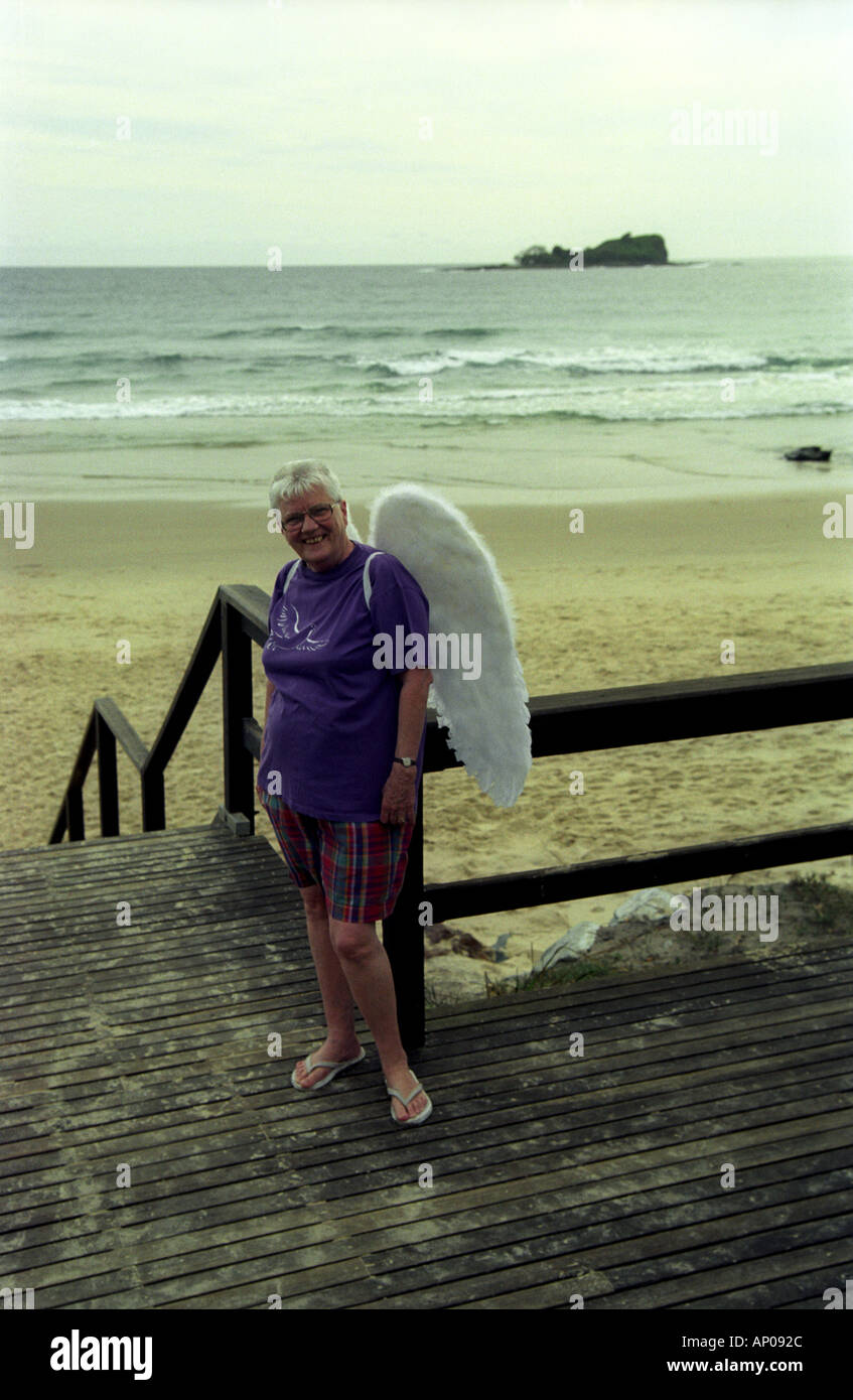 Engel-Serie grau dunkelhaarige Frau lachend am Strand 50 60 70 ältere 2529 Stockfoto