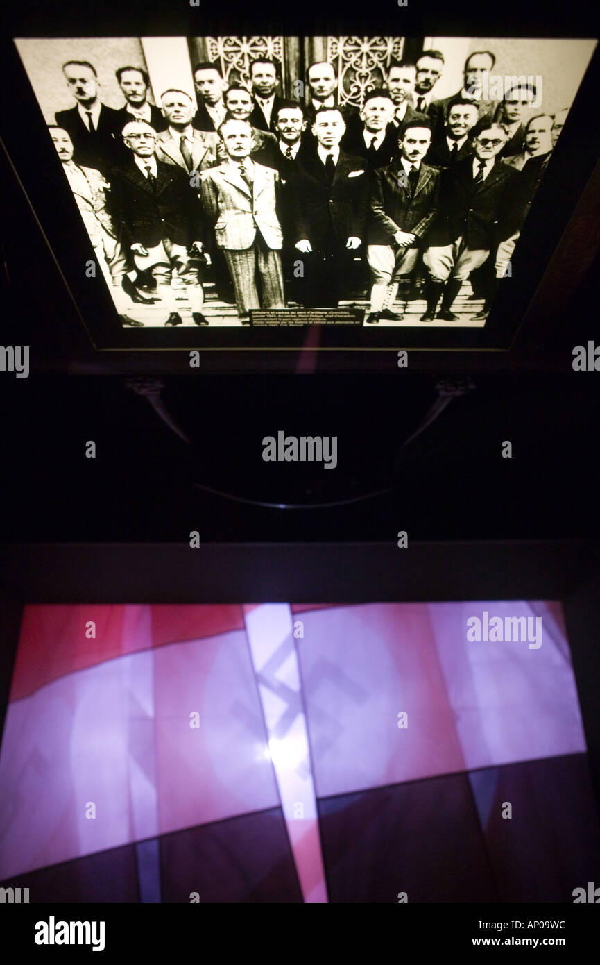 Französische Alpen (Isere), GRENOBLE, Frankreich: Museum des Widerstands und der Deportation: WW2 Ära Foto Widerstand Führer und Nazi-Fahne Stockfoto