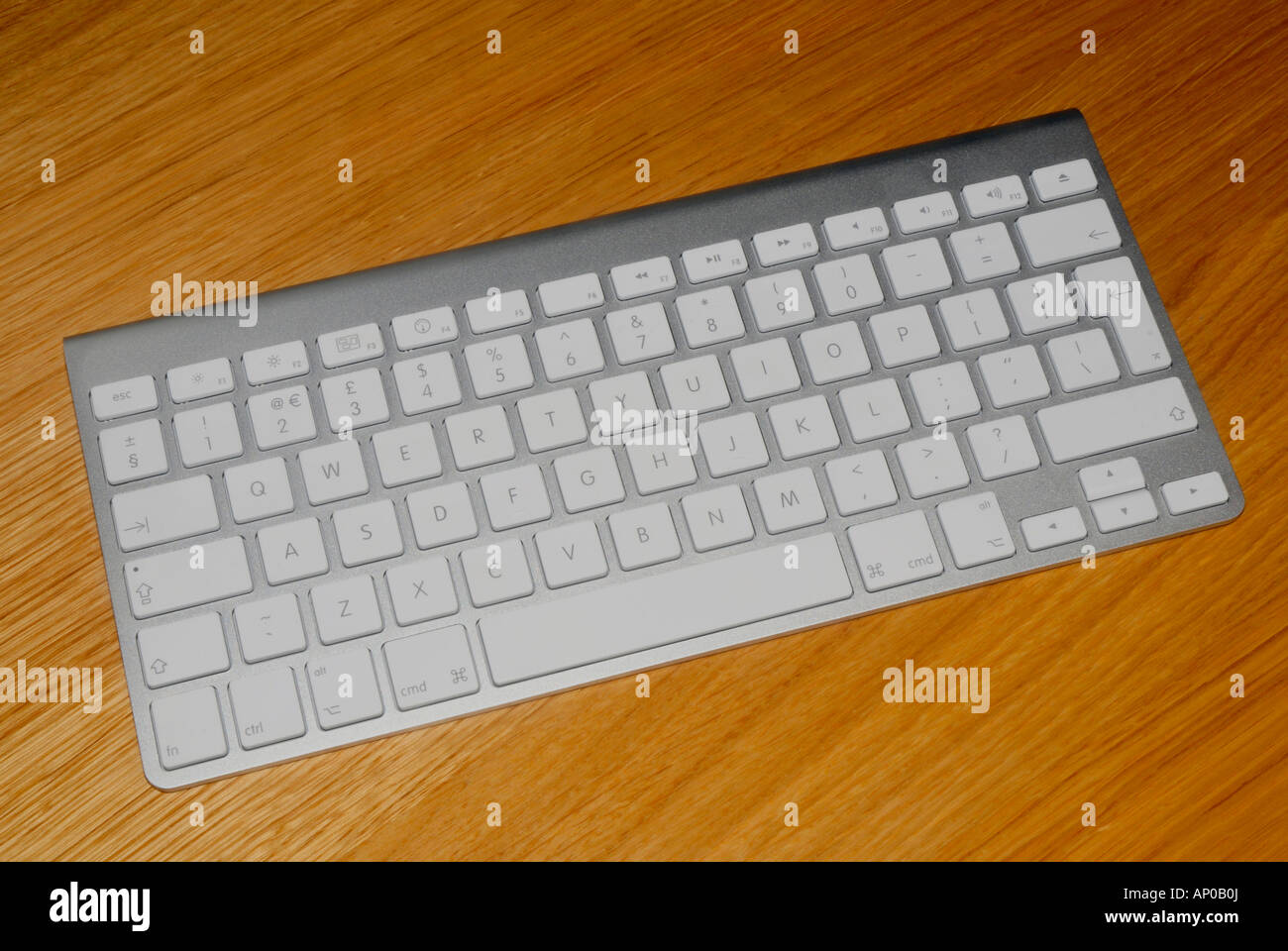 Neue Apple Tastatur auf hölzernen Tischplatte Stockfoto