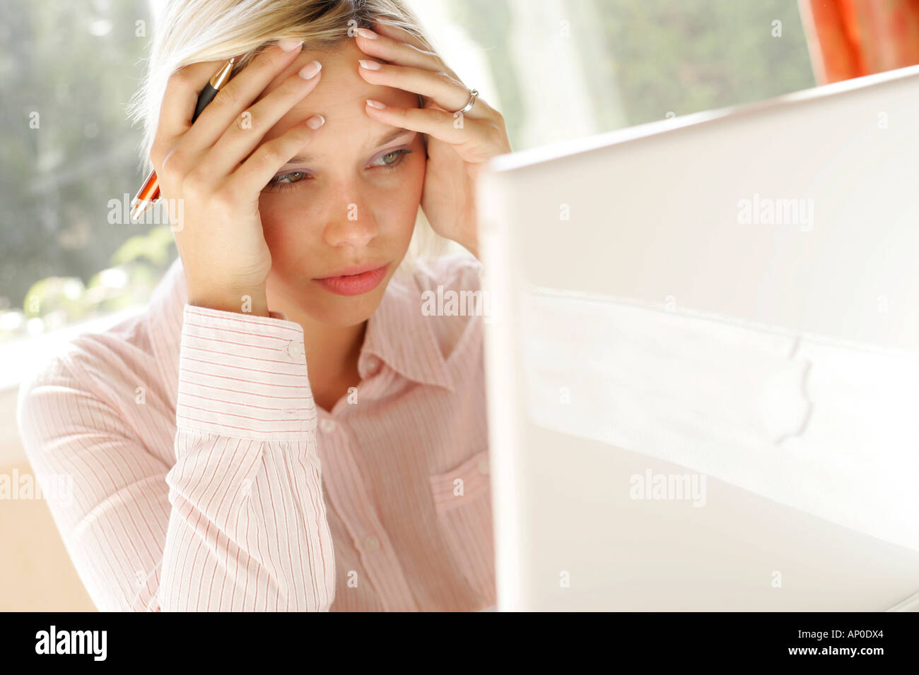 Mädchen auf der Suche sorgen bei der Arbeit mit computer Stockfoto