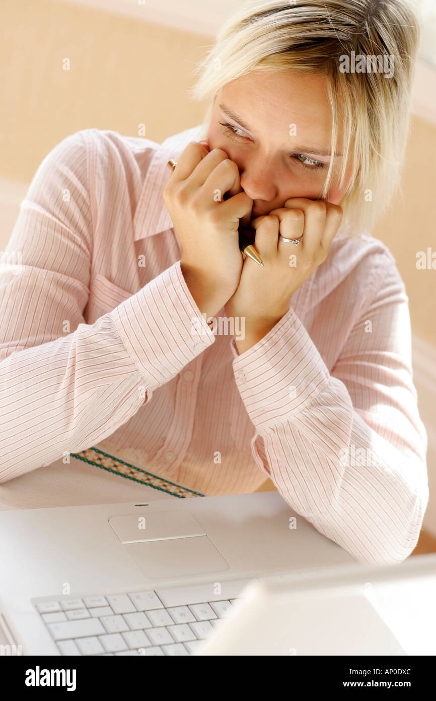 Mädchen auf der Suche sorgen bei der Arbeit mit computer Stockfoto