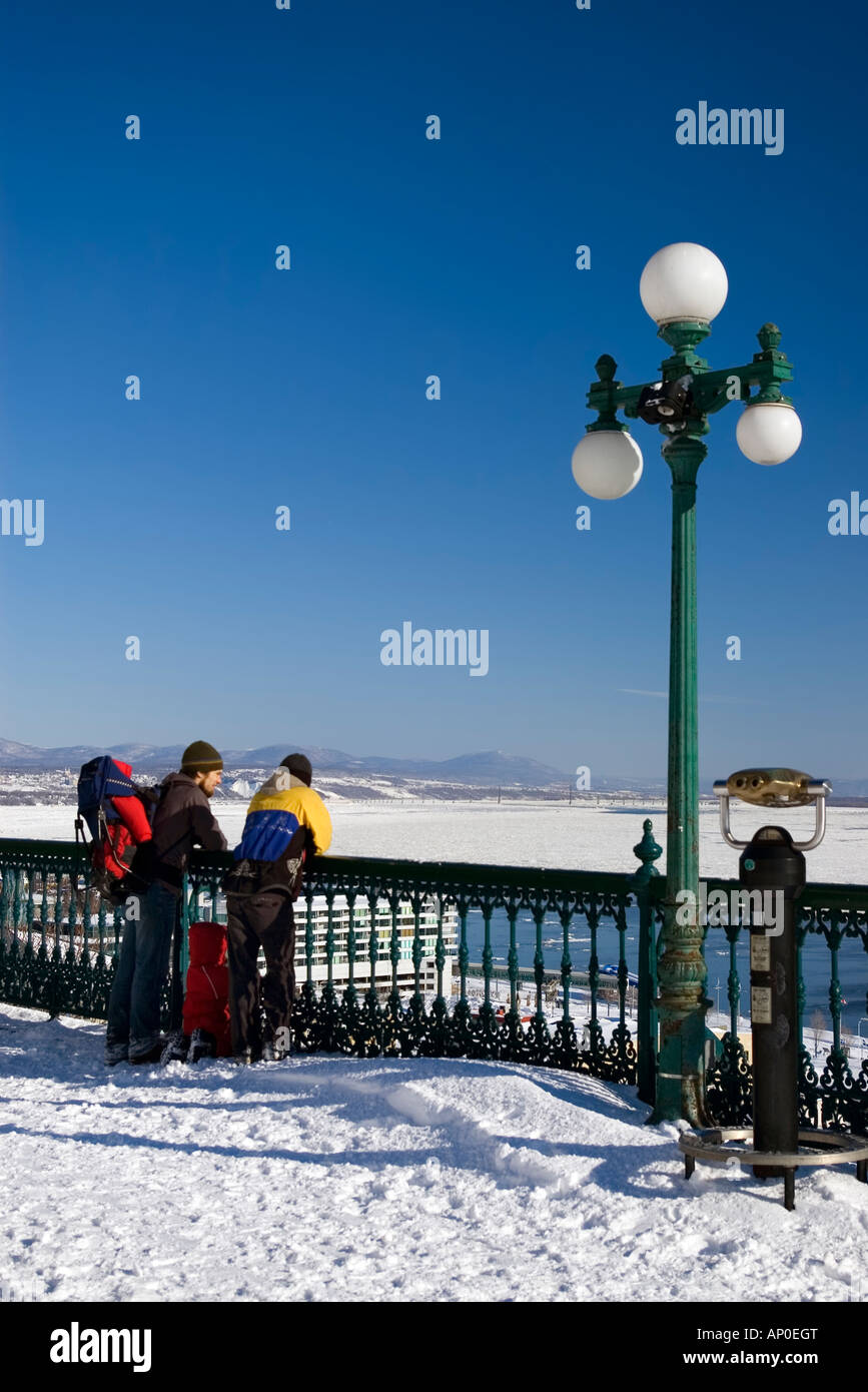 Erwachsene und Kinder beobachten Sankt-Lorenz-Strom von Dufferin Terrasse im winter Stockfoto
