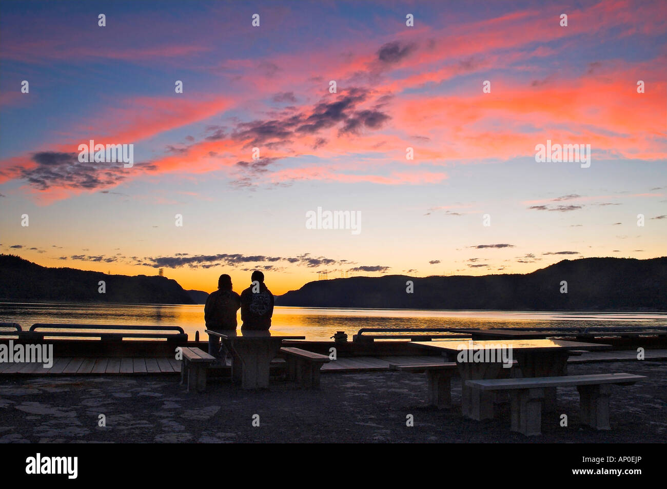 Paar auf Saguenay Fjord Quebec Sonnenuntergang beobachten Stockfoto