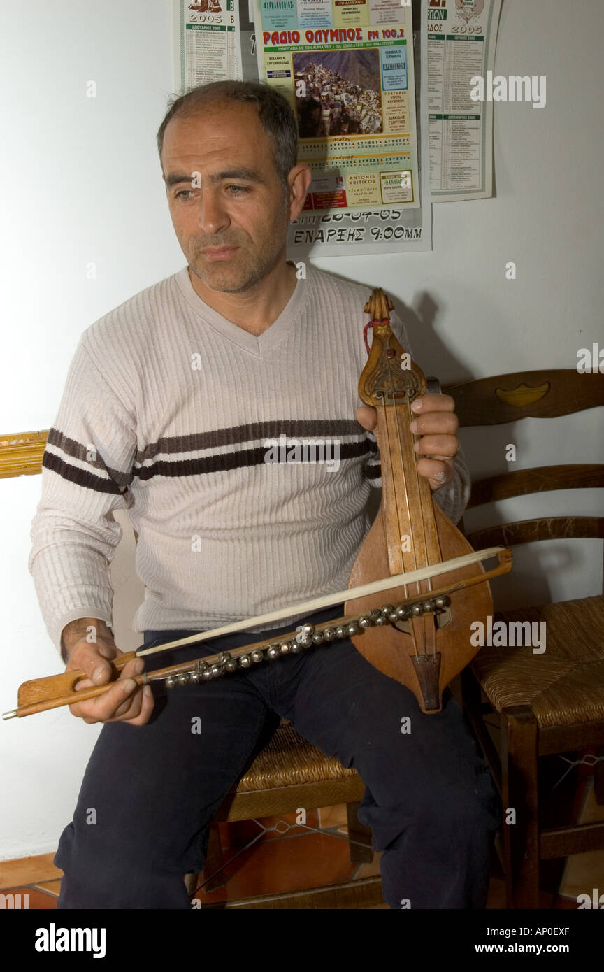Europa, Griechenland, Karpathos, Olymbos: Anderen Lyra Spieler mit traditionellen Insel-instrument Stockfoto Europa, Griechenland, Karpathos, Olymbos: Anderen Lyra Spieler mit traditionellen Insel-instrument Stockfoto