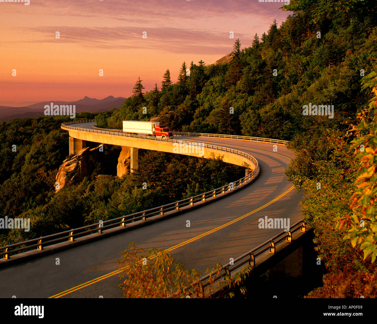 LKW über Lynn Cove Viaduct auf der Blue Ridge Parkway North Carolina Stockfoto