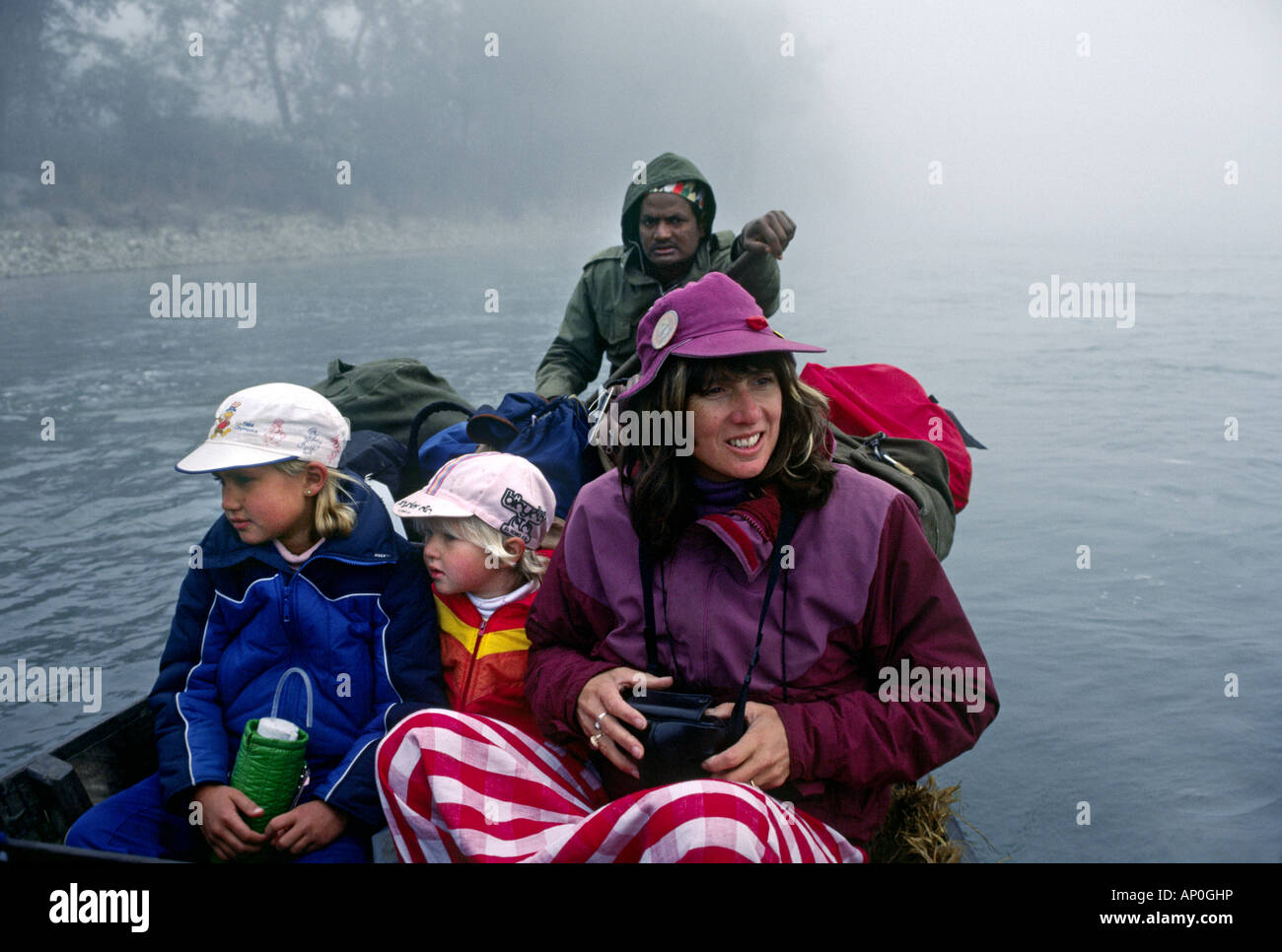 Christine Kolisch führt Touristen per Boot zu einer Insel Spiel Lodge am Tiger Tops CHITWAN Nationalpark NEPAL Stockfoto